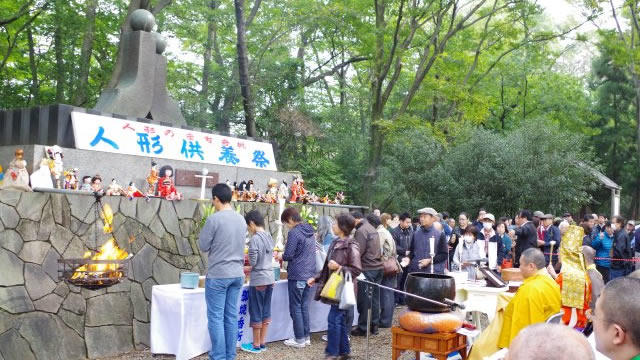 「人形供養祭」で親の愛情に気付く